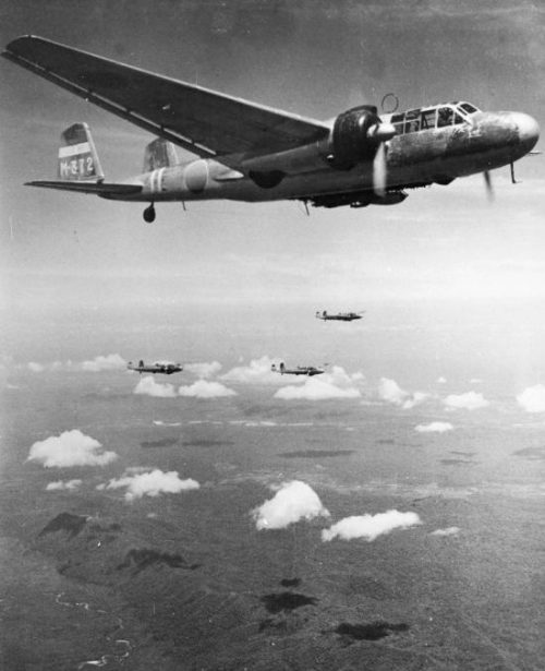 Японские бомбардировщики Мицубиси G3M в полете над территорией Китая. 1942 г.