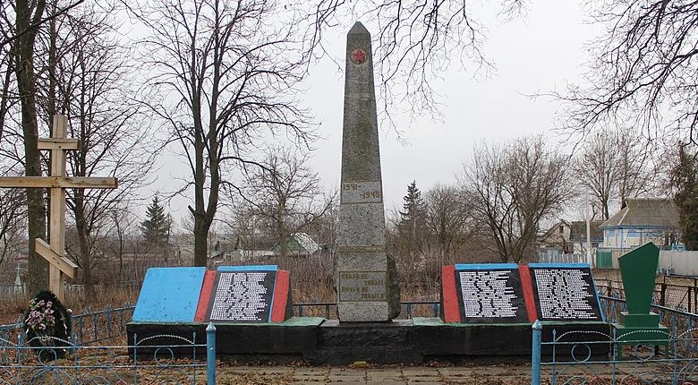 с. Лагодинцы Красиловского р-на. Памятник в честь воинов-односельчан, погибших в годы войны.