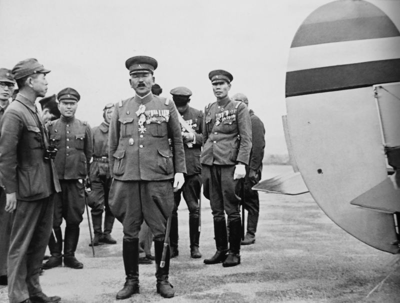 Японские и манчжурские офицеры на военном аэродроме. 1942 г. 