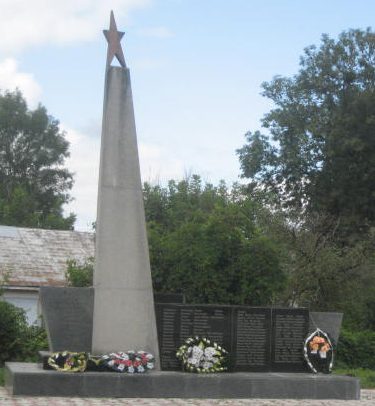 п. Сатанов Городокского р-на. Памятник, установленный в честь воинов-земляков, погибших в годы войны.