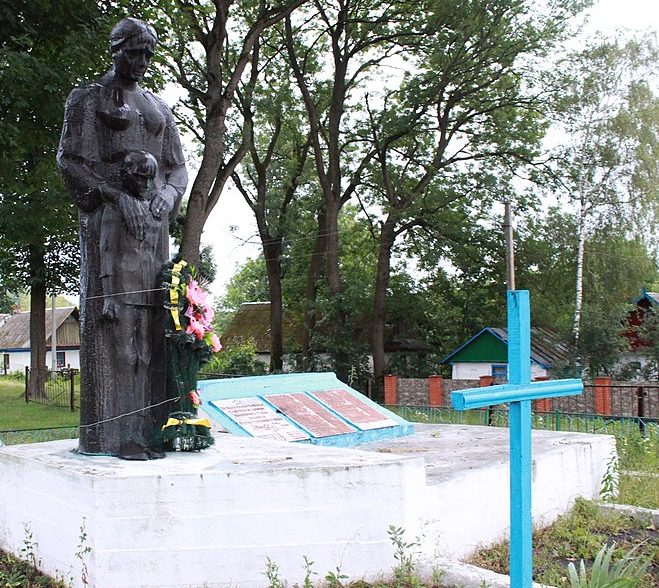 с. Малые Юноши Красиловского р-на. Памятник, установленный в честь воинов-односельчан.