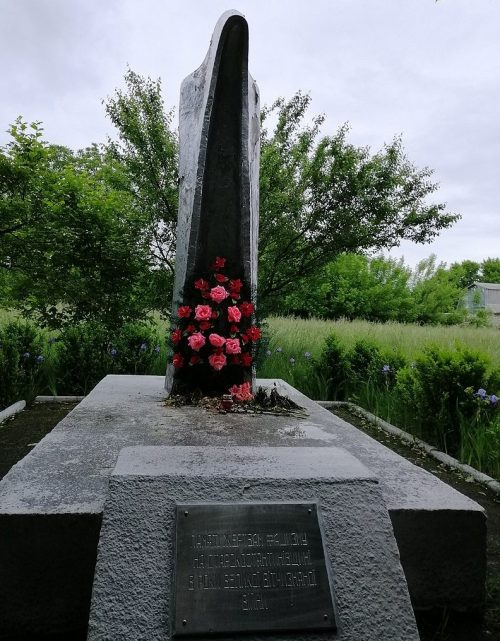 г. Староконстантинов. Памятник, установленный в 1956 году на братской могиле советских воинов.