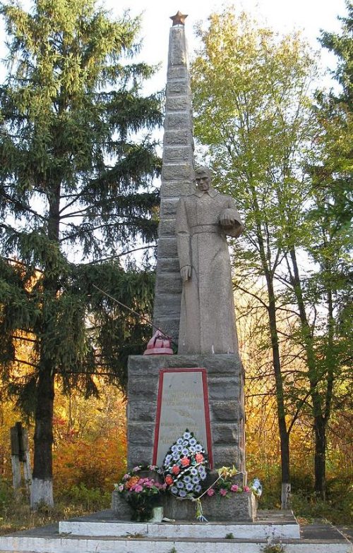 с. Черче Чемеровецкого р-на. Памятник, установленный в честь воинов-односельчан, погибших в годы войны.