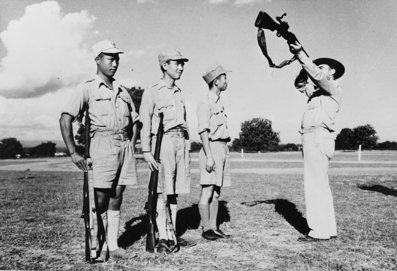 Американский инструктор проверяет ствол винтовки в процессе обучения китайских солдат. 1942 г. 