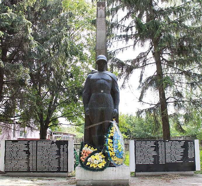 с. Мановцы Красиловского р-на. Памятник, установленный в честь воинов-односельчан, погибших в годы войны. 