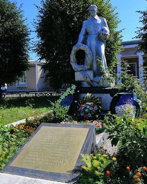 г. Староконстантинов. Памятник, установленный в 1957 году на братской могиле жертв фашизма мирного населения и партизан.