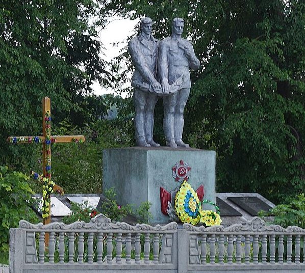 с. Сатановка Городокского р-на. Памятник, установленный на братской могиле советских воинов.