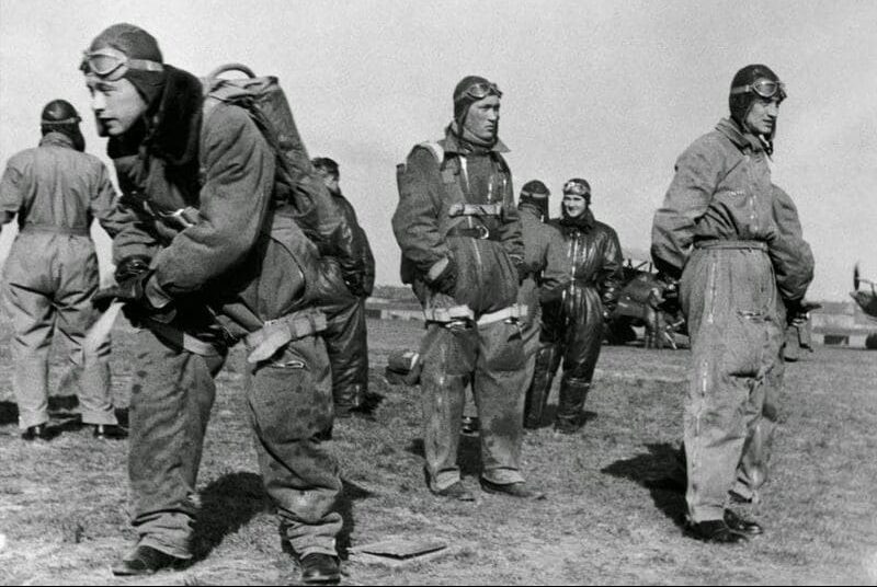 Советские и испанские летчики перед вылетом. 1937 г.