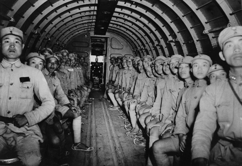 Китайские солдаты в американском транспортном самолете DC-3. 1943 г. 
