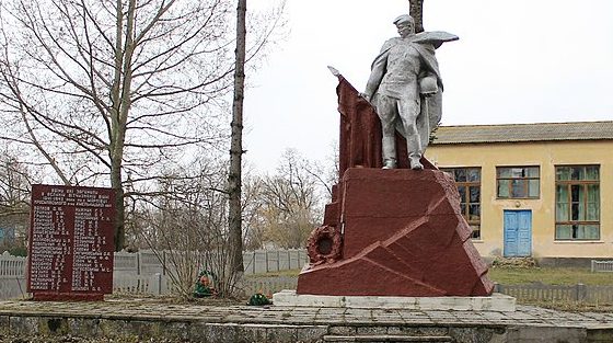 с. Марковцы Красиловского р-на. Памятник, установленный в честь воинов-односельчан, погибших в годы войны.