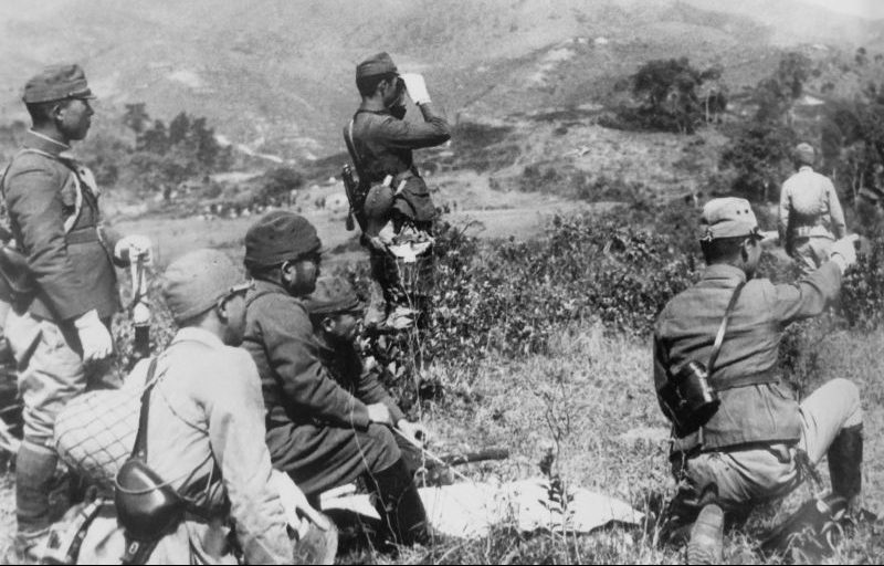 Японские офицеры в горном районе Китая во время наступления на Чунцин. 1943 г. 