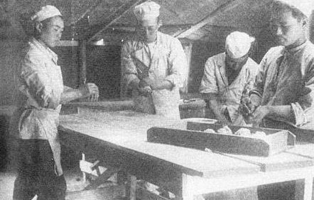 Японцы на кухне в советском лагере. 1950 г. 