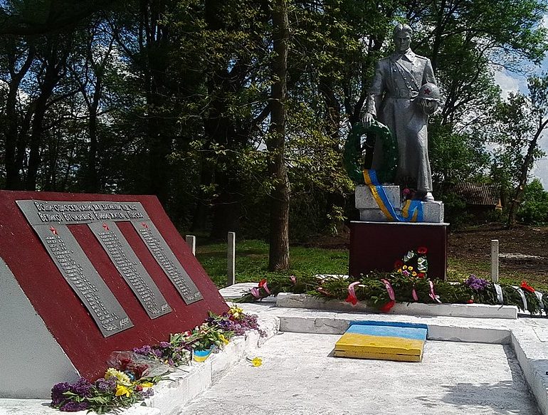 с. Плесная Шепетовского р-на. Памятник, установленный в честь воинов-односельчан.