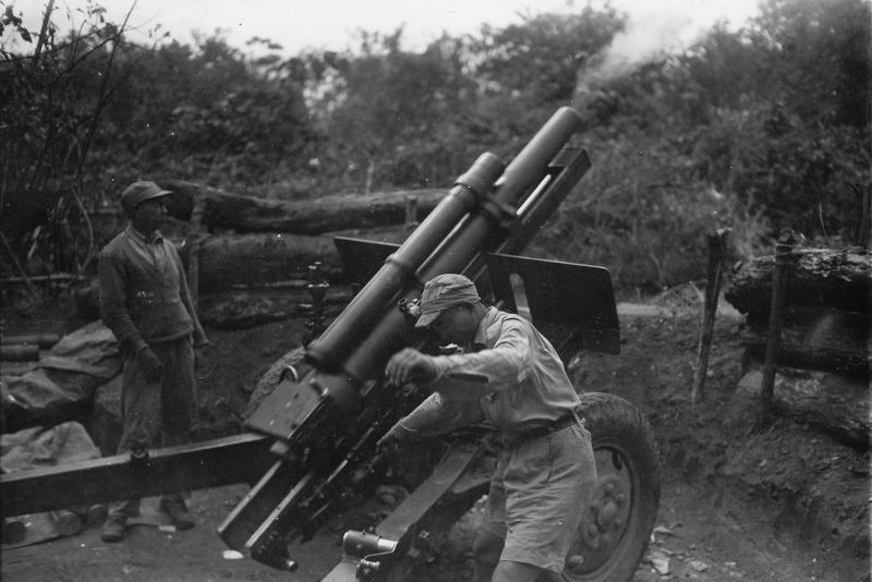Китайские артиллеристы ведут огонь из 105-мм американской гаубицы M2A1 в Бирме. Май 1944 г. 