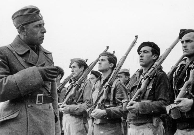 Военный специалист немецкого Легиона «Кондор» проводит смотр вновь подготовленных частей армии испанских националистов. 1937 г.