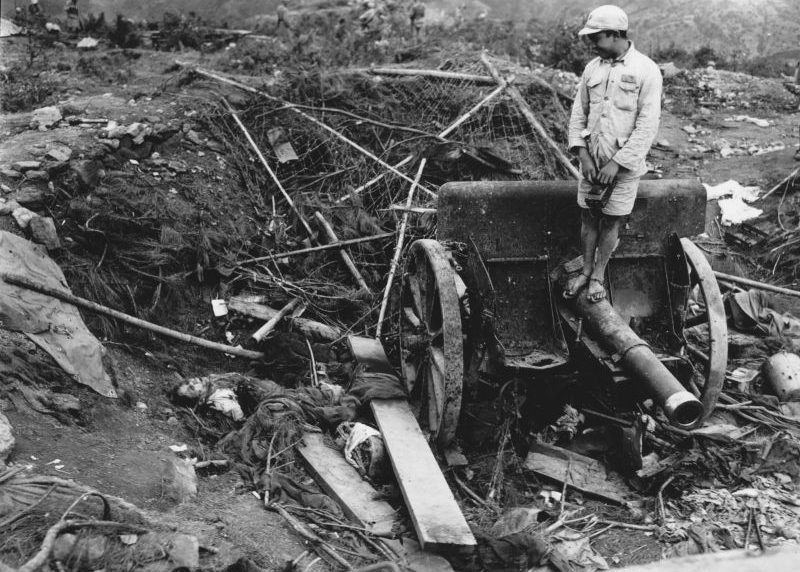 Солдат китайской армии на захваченной японской артиллерийской позиции. Сентябрь 1944 г. 
