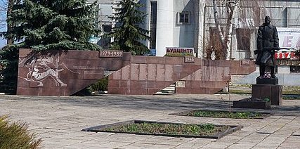 п. Старая Синява. Мемориал, установленный на братской могиле советских воинов и партизан.
