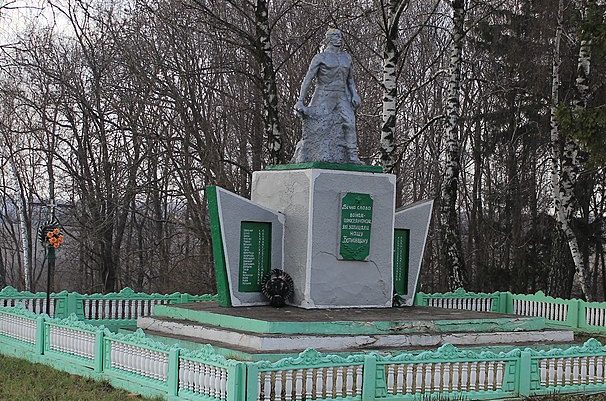 с. Пашутинцы Красиловского р-на. Памятник погибшим односельчанам в годы войны.