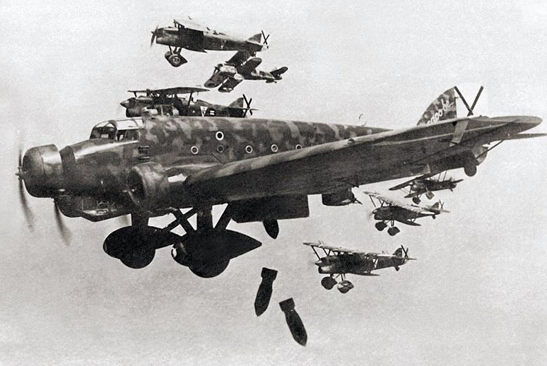Франкистский бомбардировщик Savoia Marchetti SM.81 «Pipistrello» сбрасывает бомбы. 1937 г. 