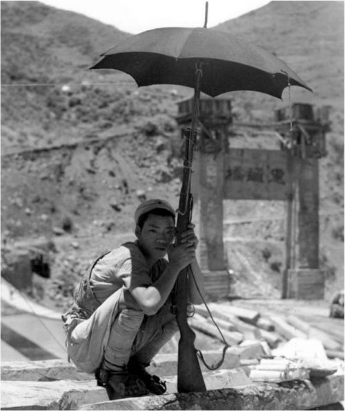 Китайский солдат на посту возле моста через реку Салуин в Бирме. 1944 г.