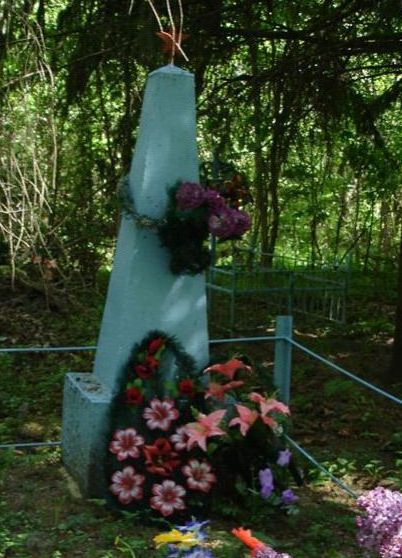  с. Загинцы Деражнянского р-на. Братская могила воинов, погибших в боях за село. 