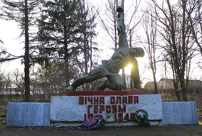 с. Пилипы Красиловского р-на. Памятник, установленный в честь воинов-односельчан.