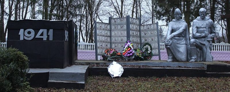 с. Радостное Красиловского р-на. Памятник воинам-односельчанам, погибшим в годы войны.