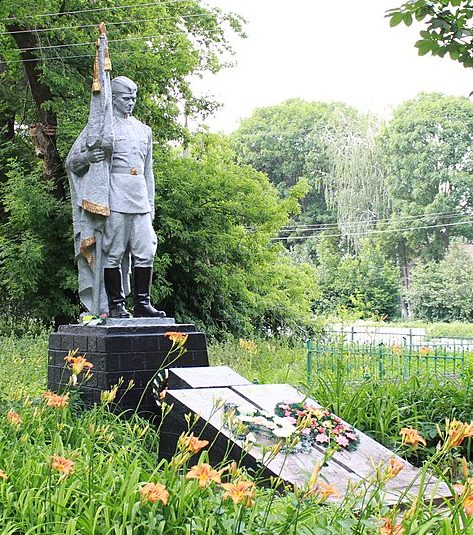 п. Базалия Теофипольского р-на. Памятник в честь воинов-земляков.