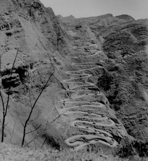 Американская автомобильная колонна поднимается на гору по дороге, которую называют «21 кривая». Аннан, Март 1945 г.