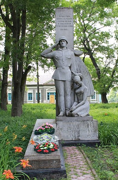 п. Базалия Теофипольского р-на. Памятник на братской могиле советских воинов.