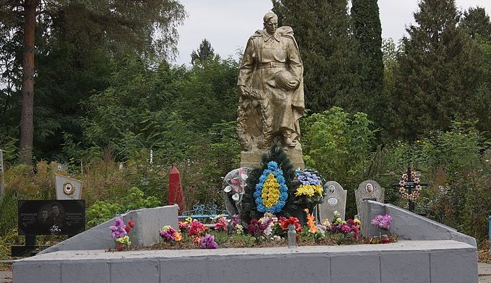 г. Шепетовка. Братская могила советских воинов на кладбище.
