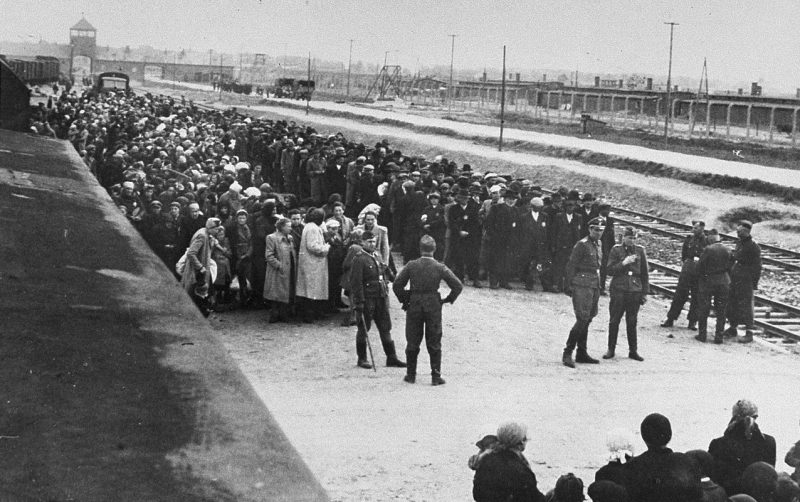 Евреи из Подкарпатской Руси прибывают в Освенцим. Май 1944 г.