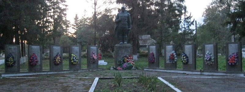с. Балин Дунаевецкого р-на. Памятник в честь воинов односельчан.