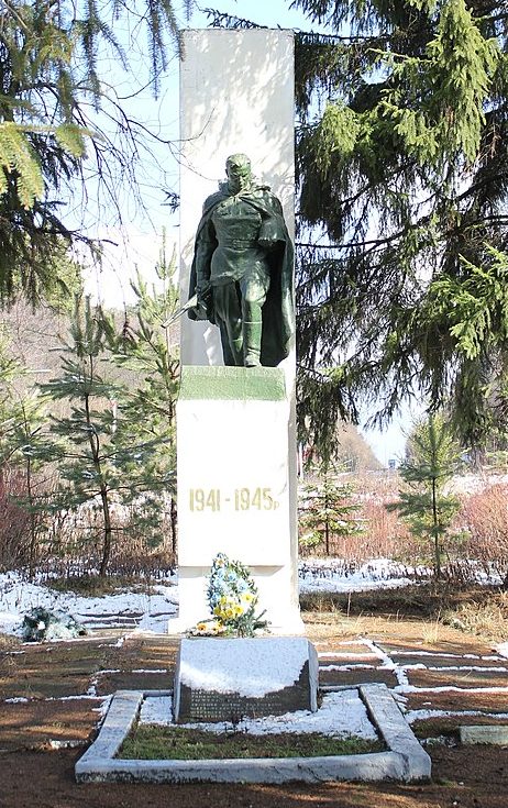 г. Шепетовка. Памятник, установленный на братской могиле советских воинов.