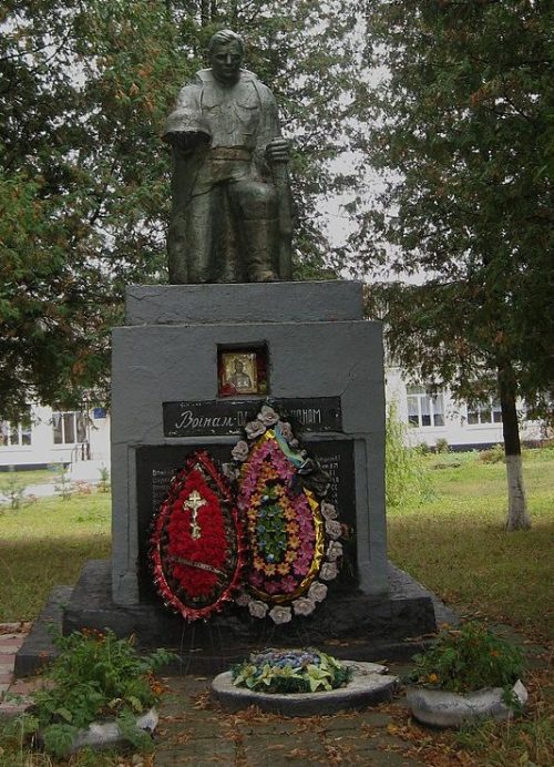 с. Антоновцы Ярмолинецкого р-на. Памятник, установленный в честь воинов-односельчан.