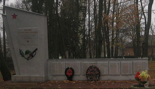 с. Баламутовка Ярмолинецкого р-на. Памятник в честь односельчан, погибших в годы войны. 