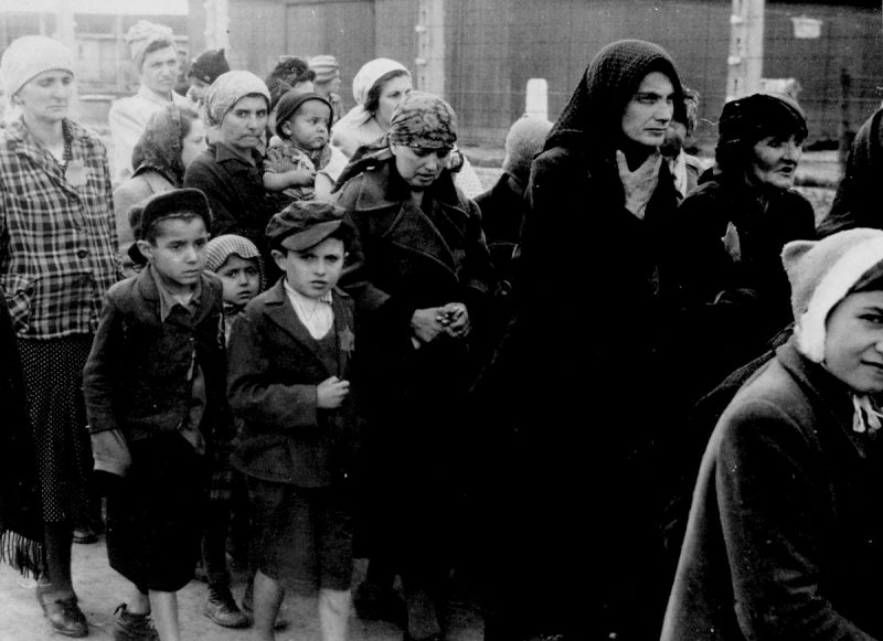 Группы евреев идут к газовым камерам и крематориям в лагере в Освенцим-Биркенау. Май 1944 г.
