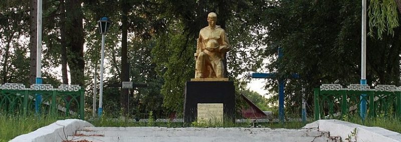 с. Карабиевка Теофипольского р-на. Памятник, установленный в честь воинов-односельчан.
