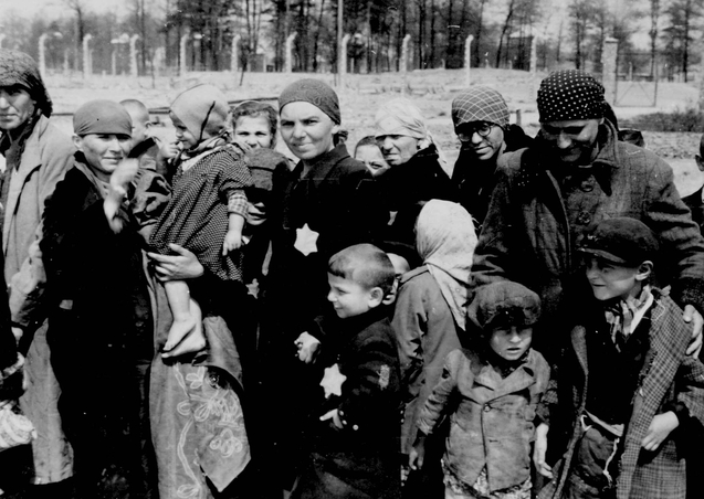 Еврейские мужчины, женщины и дети ждут смерти в роще возле газовой камеры №1 концлагеря Освенцим-Биркенау. Май 1944 г. 