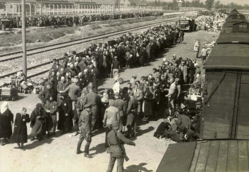 Венгерские евреев из гетто Тет прибывают в концлагерь смерти Освенцим-Биркенау. Май 1944 г.