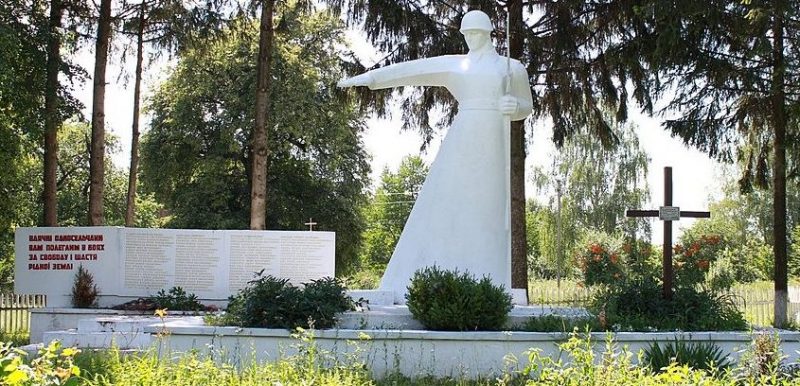с. Колки Теофипольского р-на. Памятник, установленный на братской могиле жертв нацизма.