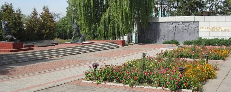 г. Дунаевцы Мемориал, установленный на братской могиле советских воинов и памятный знак в честь воинов-земляков.