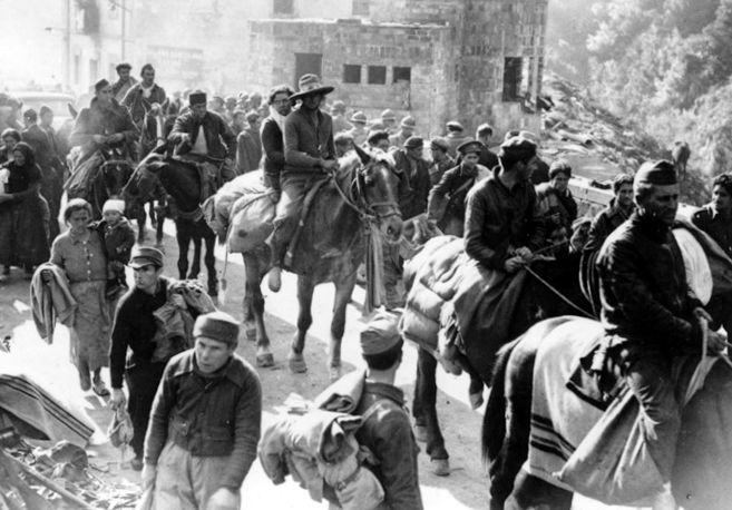 Толпа беженцев у испано-французской границы. 1937 г.