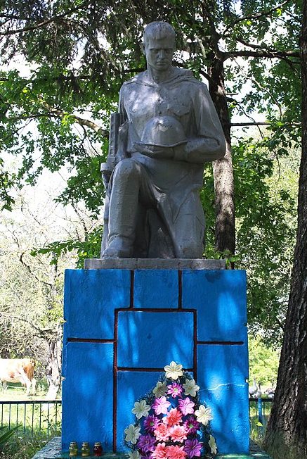 с. Лысогорка Теофипольского р-на. Памятник, установленный в честь воинов-односельчан.