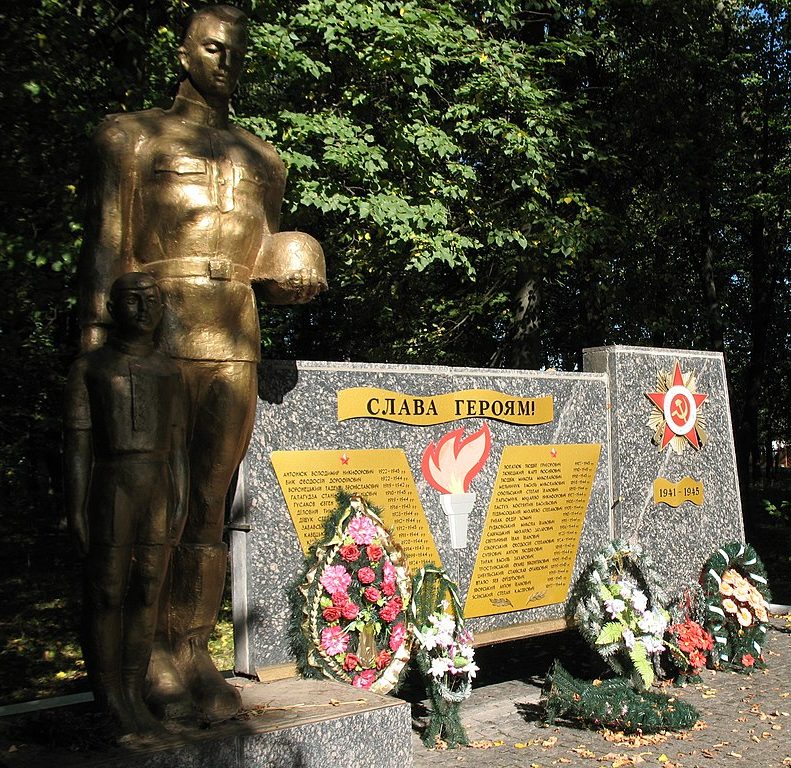 г. Дунаевцы. Памятник в честь воинов-односельчан, погибших в годы войны.