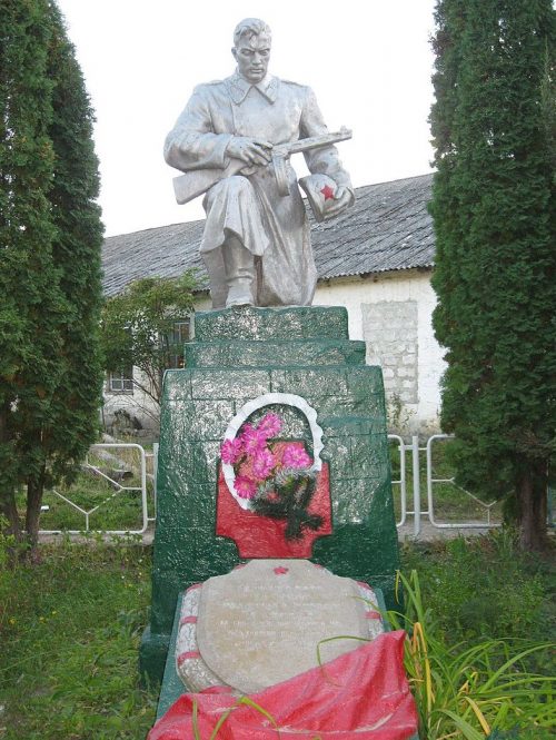с. Лисец Дунаевецкого р-на. Памятник, установленный на братской могиле советских воинов.