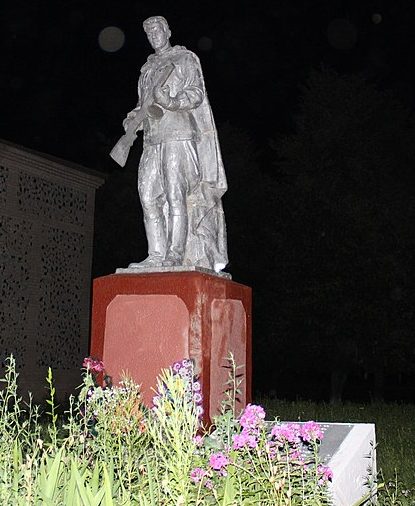 с. Святец Теофипольского р-на. Памятник в честь воинов-односельчан.