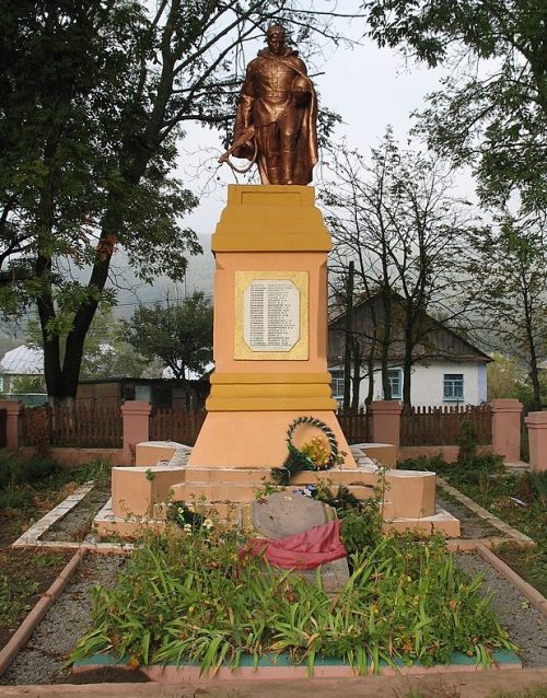с. Миньковцы Дунаевецкого р-на. Памятник, установленный на братской могиле советских воинов, погибших в боях за село.