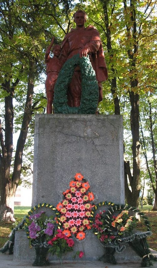 с. Солобковцы Ярмолинецкого р-на. Памятник, установленный на братской могиле советских воинов.