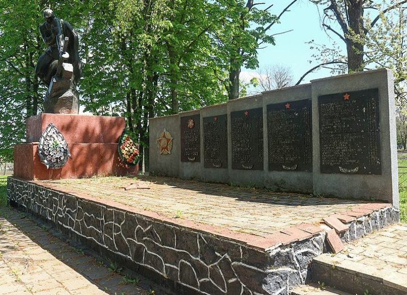 с. Сосновка Ярмолинецкого р-на. Братская могила советских воинов, погибших в годы войны.